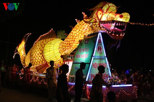 Lantern parade celebrates mid-autumn festival  - ảnh 8